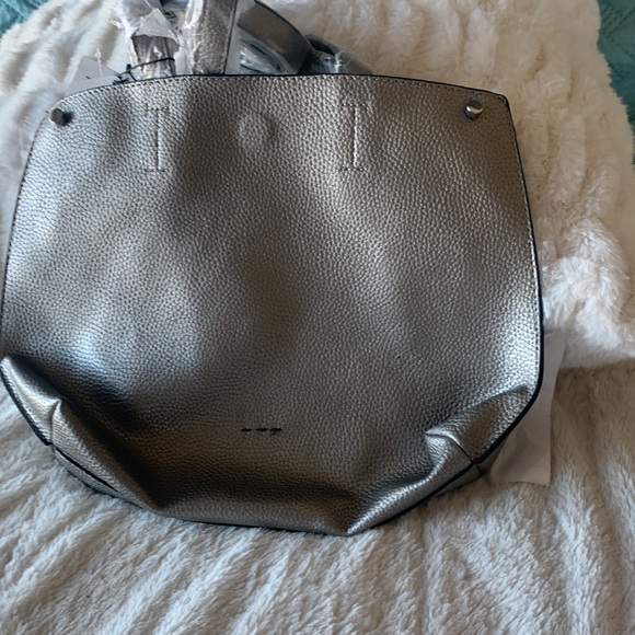 NWT Splendid Reversible Tote Pewter/blue& white inside magnetic closure - Picture 5 of 8